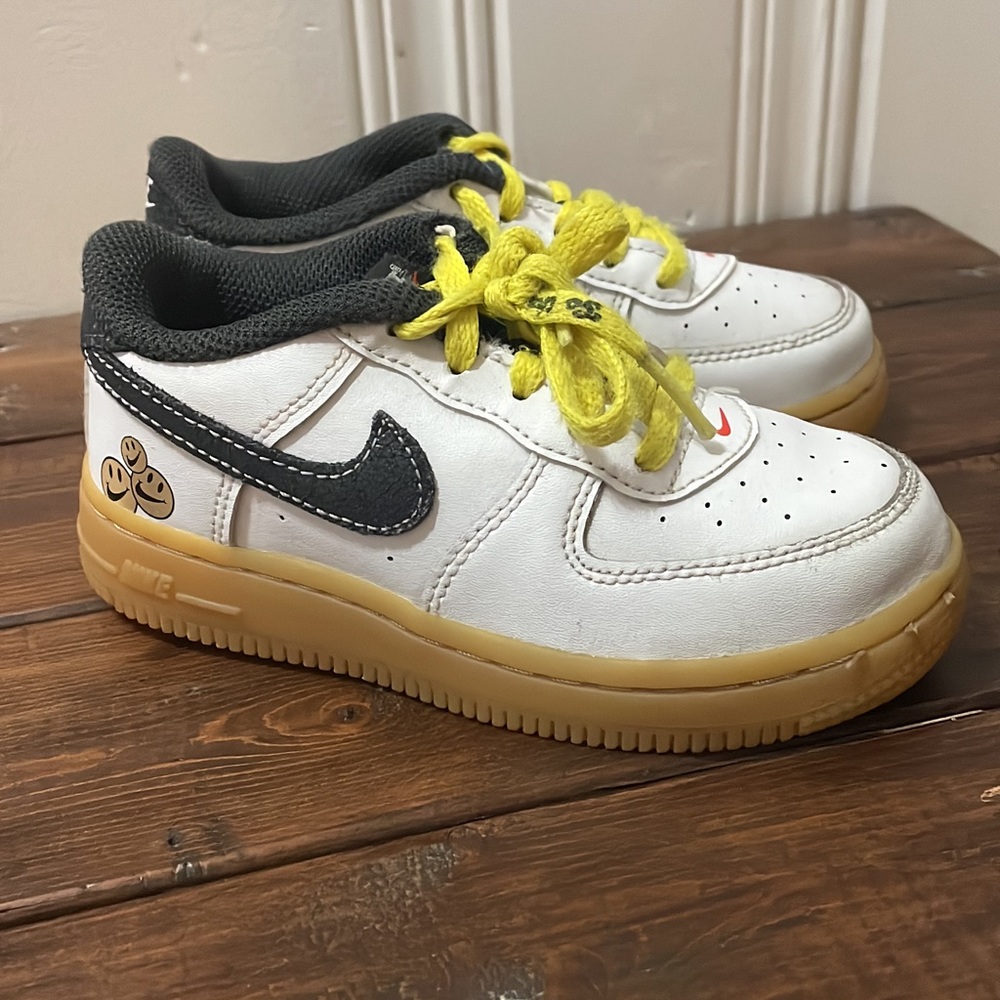 Nike smiley sneakers